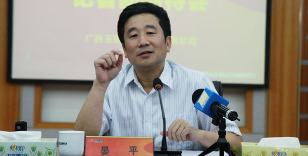 玉柴集團(tuán)公司董事局主席晏平——大家可能不一定認(rèn)識我，但是大家一定坐過裝配玉柴發(fā)動(dòng)機(jī)的客車、公交車，因?yàn)橛癫癜l(fā)動(dòng)機(jī)裝配在全國超過60%的客車、公交車上。玉柴發(fā)動(dòng)機(jī)能夠陪伴大家上班、回家、逛街，我很自豪。我們將繼續(xù)制造更多更好的綠色產(chǎn)品，造福社會(huì)和百姓。