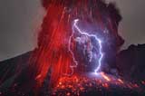 大自然“憤怒”之力！攝影師拍到火山閃電奇觀