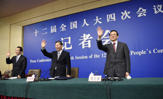 尚福林、劉士余和項(xiàng)俊波向記者揮手致意