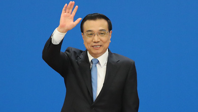 記者會結(jié)束后，李克強揮手致意