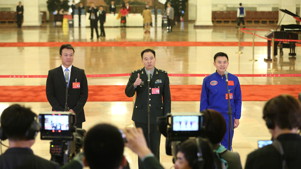 趙宏博、景海鵬、唐嘉陵代表接受采訪