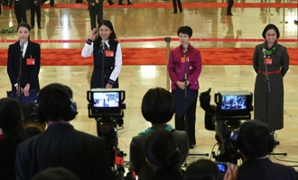 吳敏霞、杜玉濤、蒙曼、盧麗安代表接受采訪