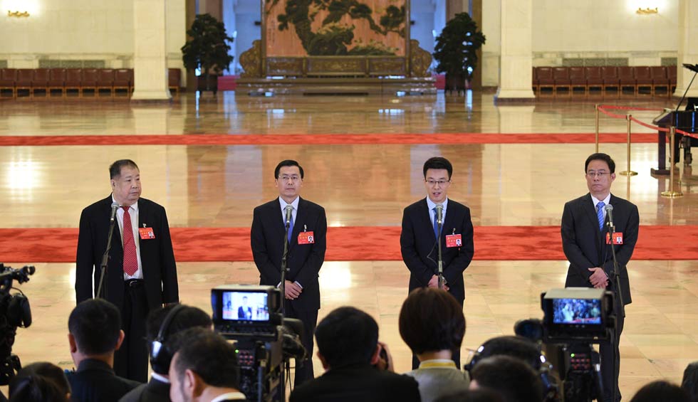 凌解放、王立平、徐川、黃一兵接受采訪