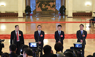 凌解放、王立平、徐川、黃一兵代表接受采訪
