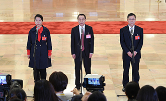 姜妍、康紅普、劉宗富代表接受采訪