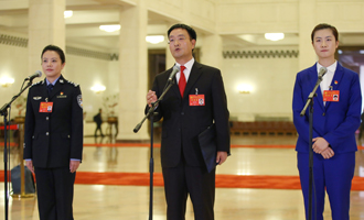 李貝、裴春亮、丁寧代表接受采訪