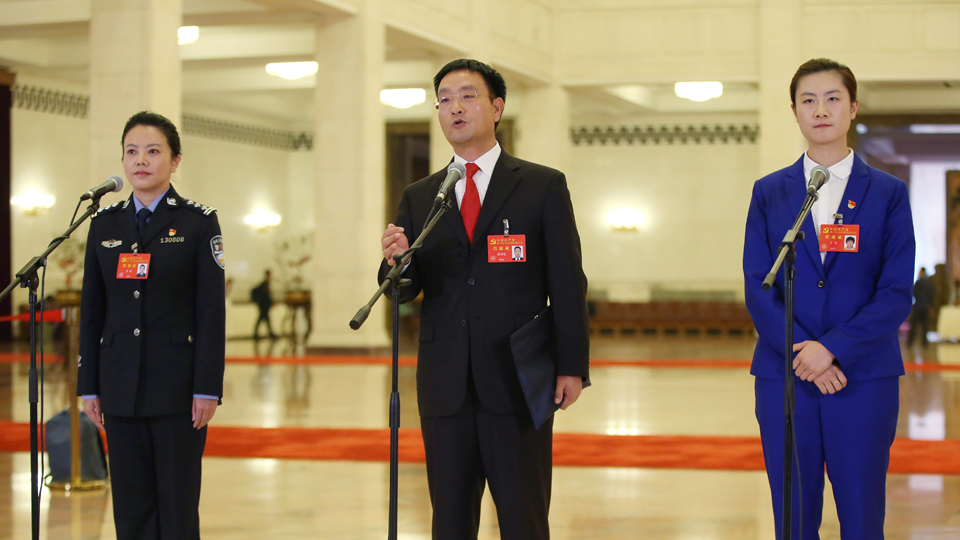李貝、裴春亮、丁寧代表接受采訪