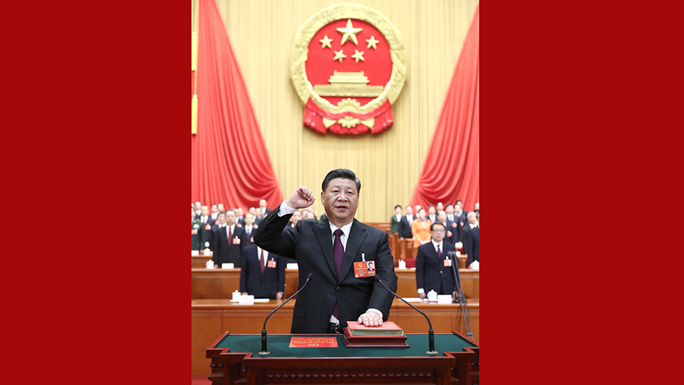 新當(dāng)選的國(guó)家主席、中央軍委主席習(xí)近平進(jìn)行憲法宣誓