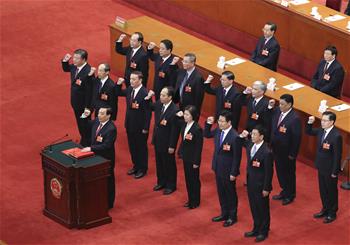新當(dāng)選的全國(guó)人大常委會(huì)副委員長(zhǎng)、秘書(shū)長(zhǎng)進(jìn)行憲法宣誓