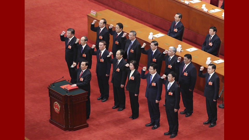 新當(dāng)選的全國(guó)人大常委會(huì)副委員長(zhǎng)、秘書長(zhǎng)進(jìn)行憲法宣誓