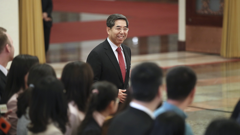 馬建堂步入“部長(zhǎng)通道”，準(zhǔn)備接受采訪