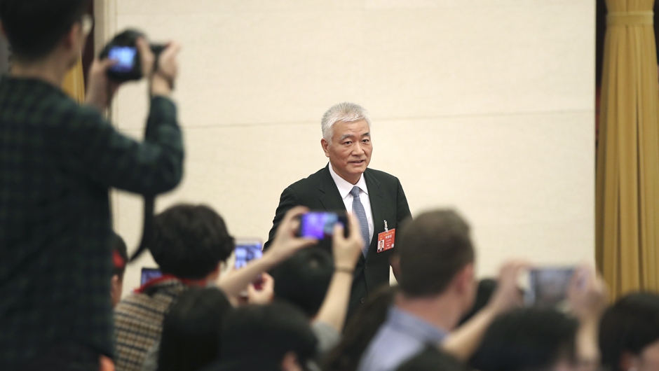 王志剛步入“部長(zhǎng)通道”，準(zhǔn)備接受采訪
