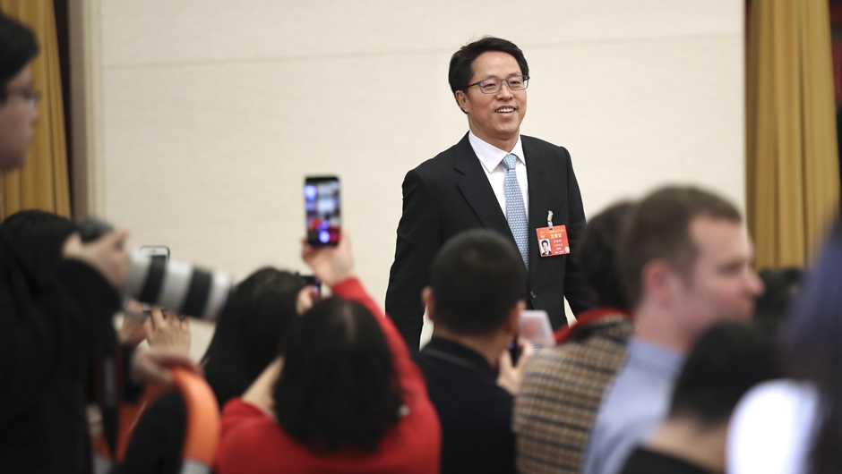 張曉明步入“部長(zhǎng)通道”，準(zhǔn)備接受采訪