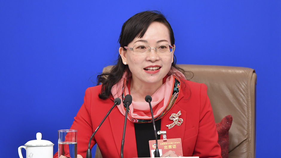全國政協(xié)委員、湖南省湘西土家族苗族自治州政協(xié)副主席 石紅