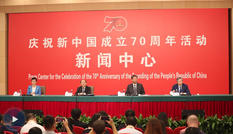 以新發(fā)展理念為引領(lǐng)，推進(jìn)中國(guó)經(jīng)濟(jì)平穩(wěn)健康可持續(xù)發(fā)展