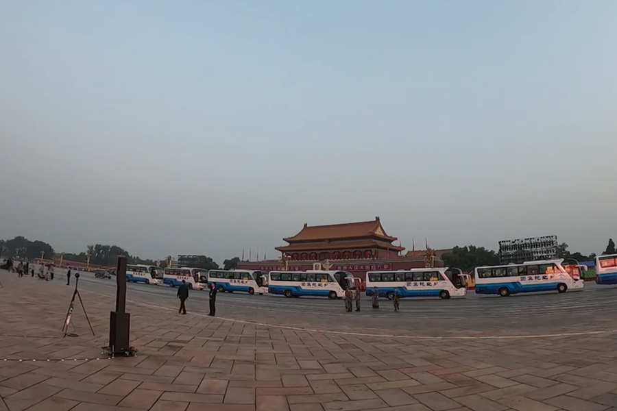 10月1日清晨的天安門城樓和長安街，燈火通明，正在準備慶祝大會的工作人員雖然緊張忙碌，但仍顯得井然有序