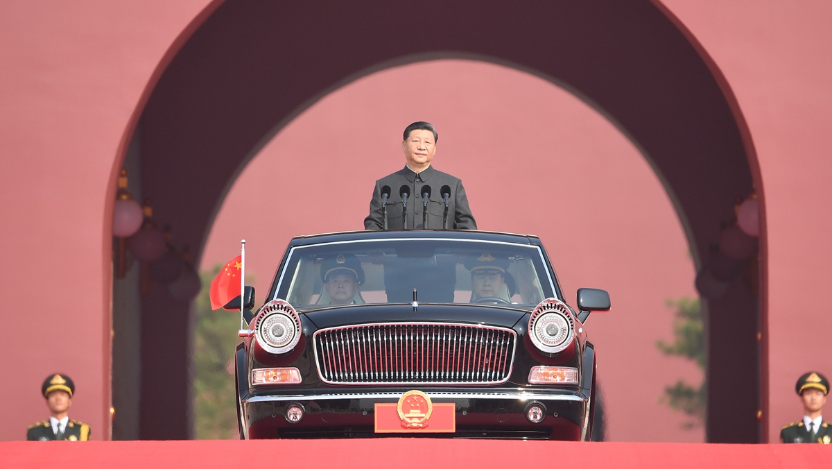 習近平乘坐檢閱車，經(jīng)過金水橋，駛上長安街