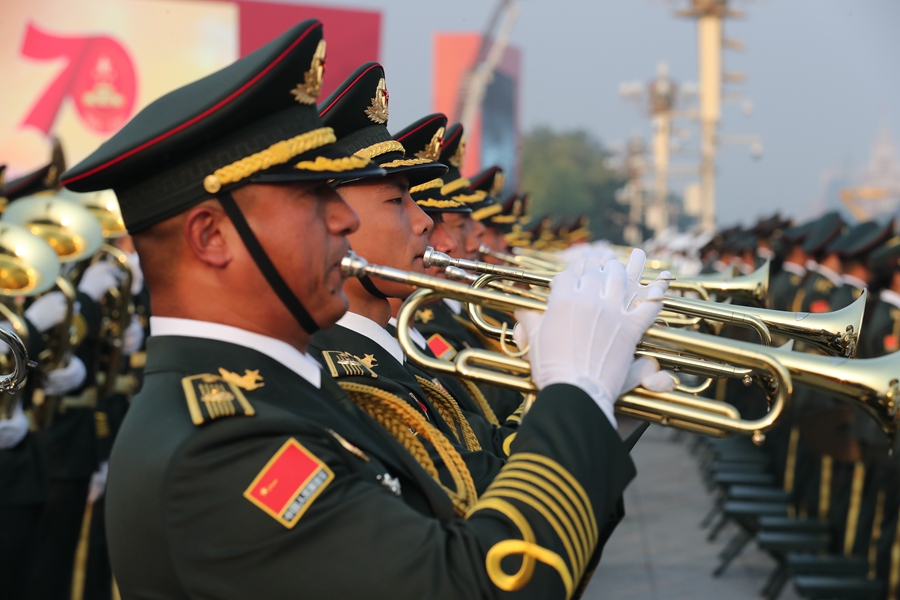 解放軍聯(lián)合軍樂團在廣場就位后進行準備工作和試奏。據(jù)了解，解放軍聯(lián)合軍樂團此次演奏是從開國大典至今歷次閱兵以來演奏曲目最多的一次，不少曲目是為此次閱兵量身打造的全新作品，此次也是歷次女演奏員最多的一次。