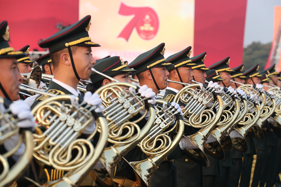 解放軍聯(lián)合軍樂團在廣場就位后進行準備工作和試奏。據(jù)了解，解放軍聯(lián)合軍樂團此次演奏是從開國大典至今歷次閱兵以來演奏曲目最多的一次，不少曲目是為此次閱兵量身打造的全新作品，此次也是歷次女演奏員最多的一次。