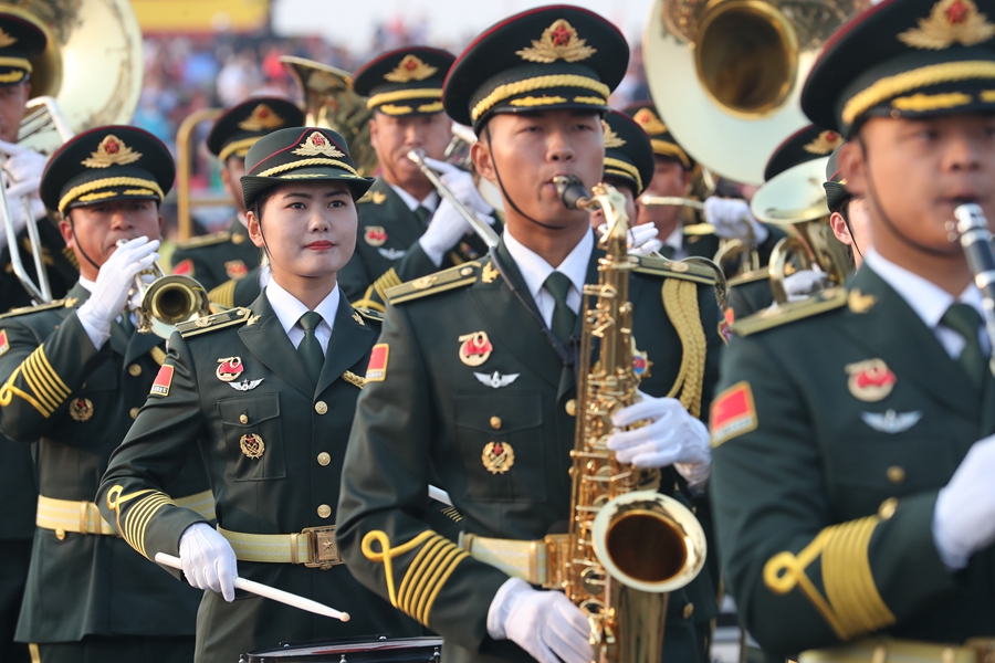 解放軍聯(lián)合軍樂團在廣場就位后進行準備工作和試奏。據(jù)了解，解放軍聯(lián)合軍樂團此次演奏是從開國大典至今歷次閱兵以來演奏曲目最多的一次，不少曲目是為此次閱兵量身打造的全新作品，此次也是歷次女演奏員最多的一次。