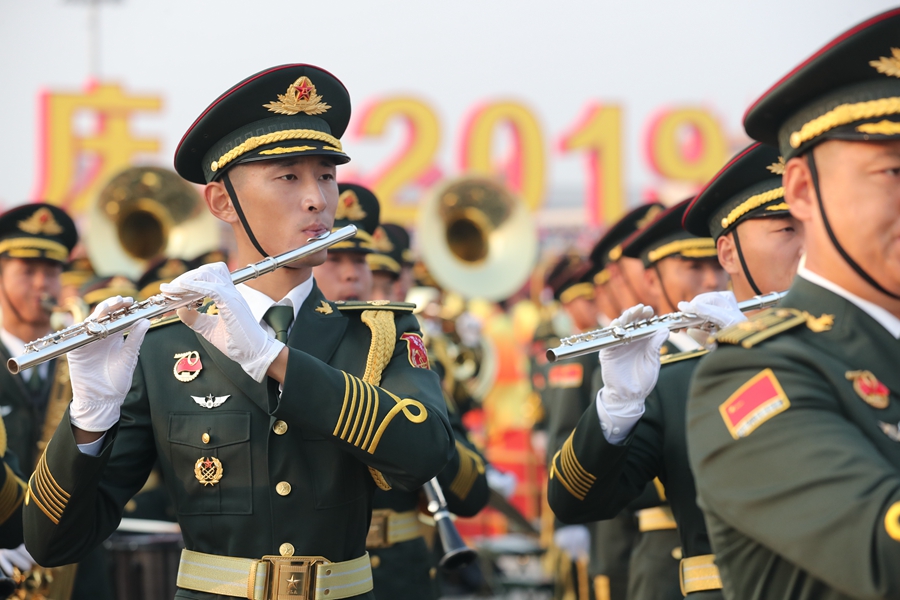 解放軍聯(lián)合軍樂團在廣場就位后進行準備工作和試奏。據(jù)了解，解放軍聯(lián)合軍樂團此次演奏是從開國大典至今歷次閱兵以來演奏曲目最多的一次，不少曲目是為此次閱兵量身打造的全新作品，此次也是歷次女演奏員最多的一次。