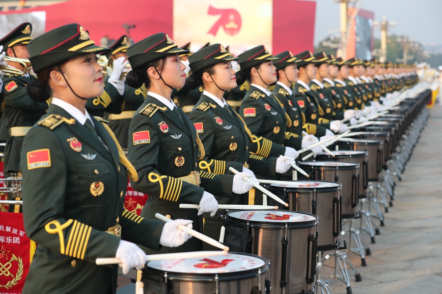 解放軍聯(lián)合軍樂團在廣場就位后進行準備工作和試奏。據(jù)了解，解放軍聯(lián)合軍樂團此次演奏是從開國大典至今歷次閱兵以來演奏曲目最多的一次，不少曲目是為此次閱兵量身打造的全新作品，此次也是歷次女演奏員最多的一次。