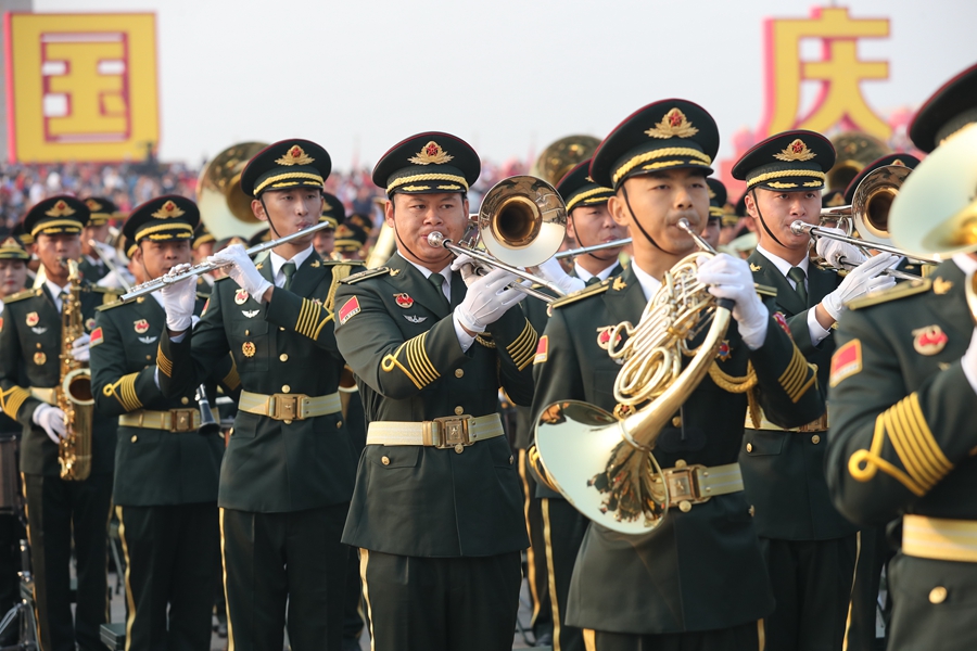 解放軍聯(lián)合軍樂團在廣場就位后進行準備工作和試奏。據(jù)了解，解放軍聯(lián)合軍樂團此次演奏是從開國大典至今歷次閱兵以來演奏曲目最多的一次，不少曲目是為此次閱兵量身打造的全新作品，此次也是歷次女演奏員最多的一次。