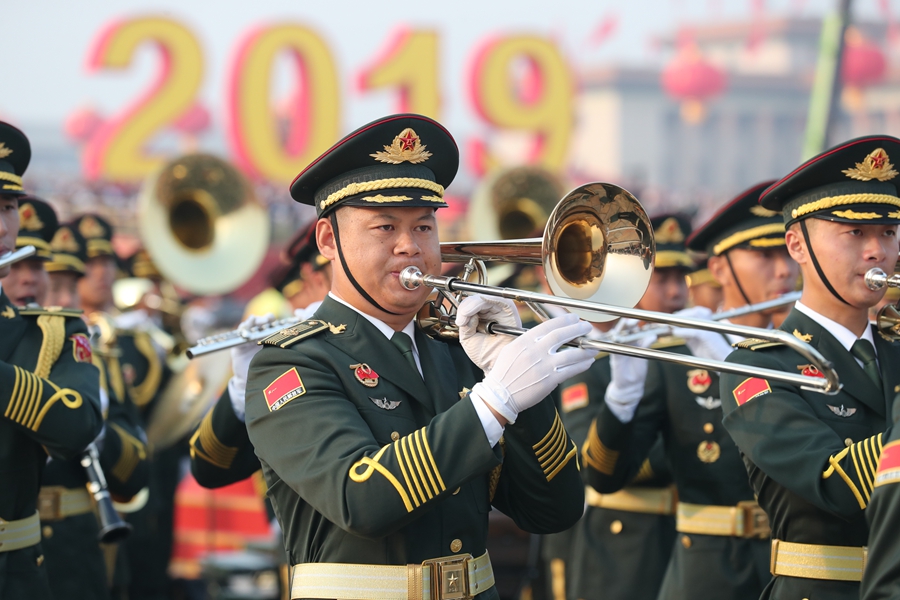 解放軍聯(lián)合軍樂團在廣場就位后進行準備工作和試奏。據(jù)了解，解放軍聯(lián)合軍樂團此次演奏是從開國大典至今歷次閱兵以來演奏曲目最多的一次，不少曲目是為此次閱兵量身打造的全新作品，此次也是歷次女演奏員最多的一次。