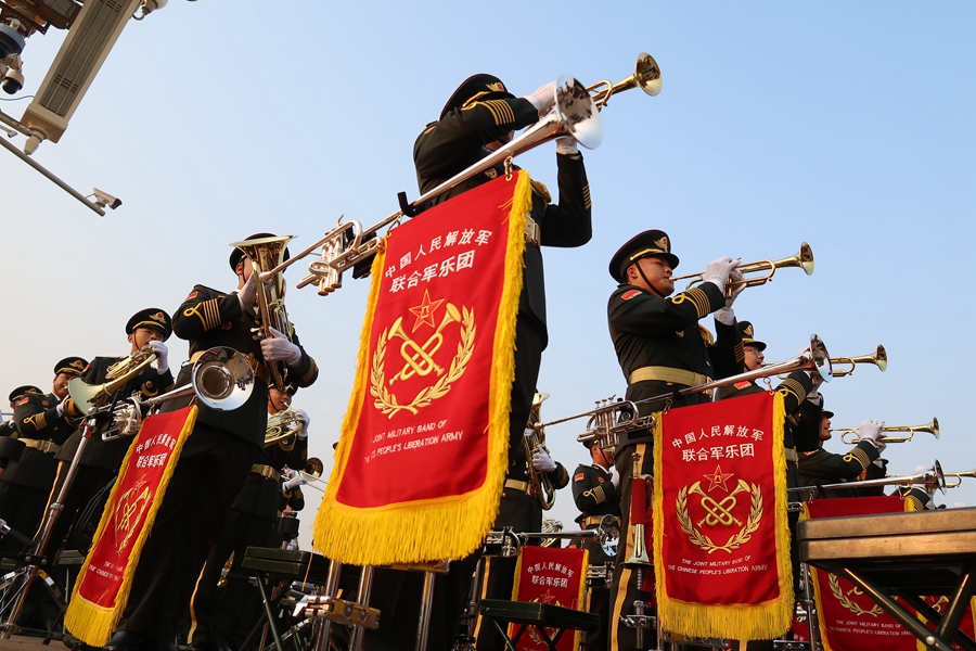 解放軍聯(lián)合軍樂團在廣場就位后進行準備工作和試奏。據(jù)了解，解放軍聯(lián)合軍樂團此次演奏是從開國大典至今歷次閱兵以來演奏曲目最多的一次，不少曲目是為此次閱兵量身打造的全新作品，此次也是歷次女演奏員最多的一次。