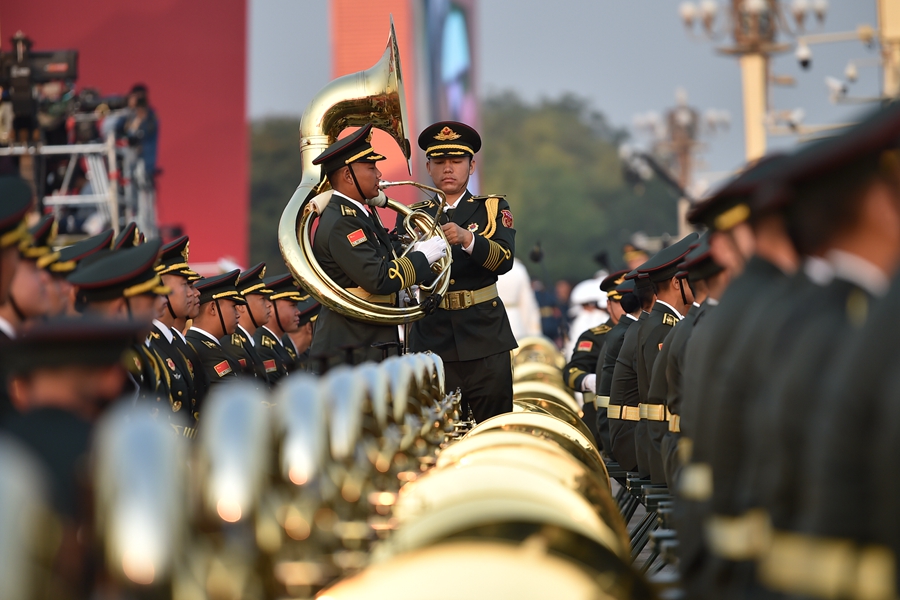 解放軍聯(lián)合軍樂團在廣場就位后進行準備工作和試奏。據(jù)了解，解放軍聯(lián)合軍樂團此次演奏是從開國大典至今歷次閱兵以來演奏曲目最多的一次，不少曲目是為此次閱兵量身打造的全新作品，此次也是歷次女演奏員最多的一次。