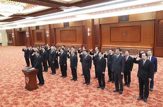 國(guó)務(wù)院部長(zhǎng)、委員會(huì)主任、中國(guó)人民銀行行長(zhǎng)、審計(jì)長(zhǎng)進(jìn)行憲法宣誓