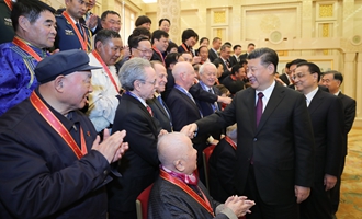 慶祝大會(huì)結(jié)束后，習(xí)近平等會(huì)見受表彰人員及親屬代表