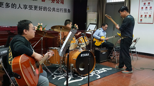 追夢中國人|侯孝輝：左手方向盤，右手麥克風(fēng)