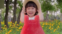 把夏天穿身上！寶媽給3歲女兒拍創(chuàng)意果蔬照