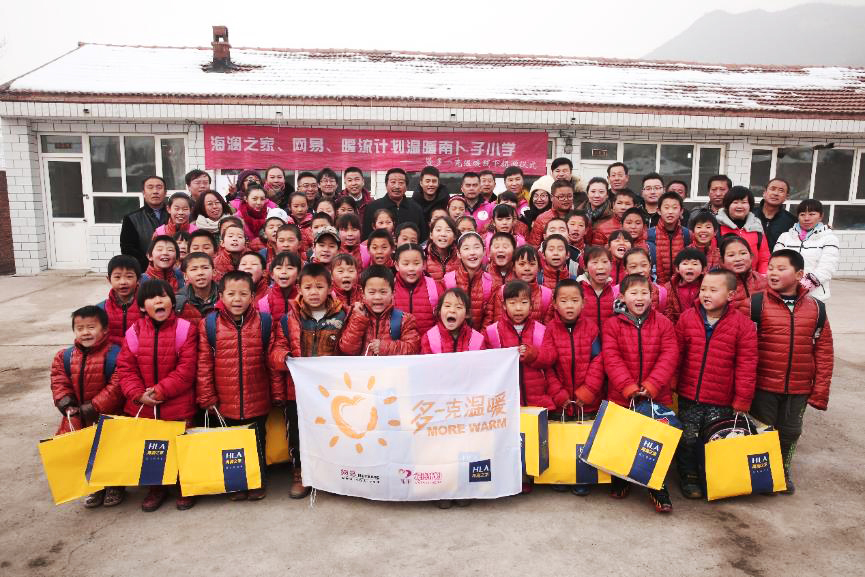 2015年12月1日凌晨五點，“多一克溫暖”公益行動的捐贈團(tuán)隊從北京出發(fā)，驅(qū)車四個小時來到了150公里外的南卜子小學(xué)，這是河北赤城縣14個村落里唯一的山村小學(xué)。青年演員杜淳也加入了這次溫暖行動。