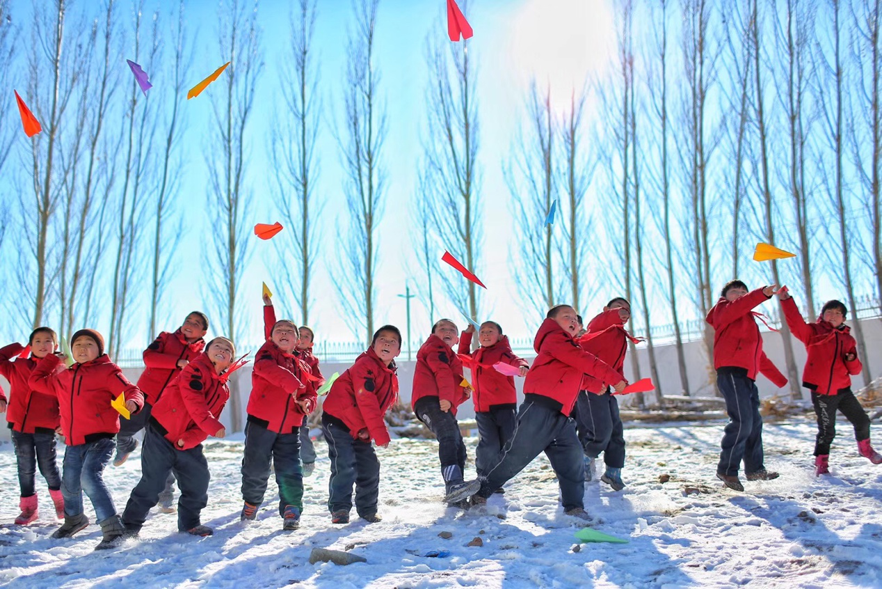 2017年11月15日， “多一克溫暖”公益行動走進(jìn)北疆地區(qū)，實現(xiàn)了從物質(zhì)捐贈到“物質(zhì)+精神”溫暖的升級。 “體操冠軍”楊威、好妹妹樂隊等傾情加盟，不僅為孩子們帶來加厚羽絨服和御寒物資，還準(zhǔn)備了溫暖的課堂。