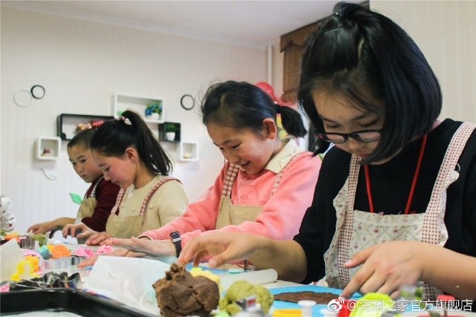 在北京，孩子們上了一節(jié)別開生面的廚藝課——手工DIY餅干。孩子們腦洞大開親自上手，從制作到出爐不僅留下了噴香的餅干，還留下了珍貴的回憶。親手做的餅干孩子們舍不得獨享，成為了回程路上最重要的“伴手禮”