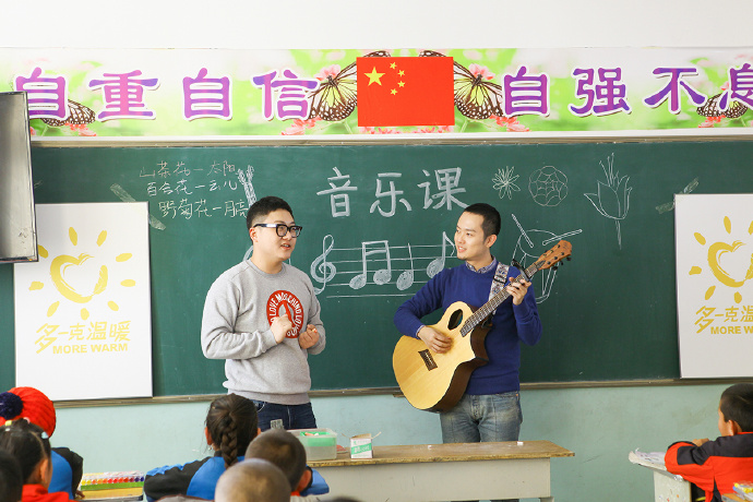 “多一克溫暖”公益活動的老朋友好妹妹樂隊，為孩子們帶來了音樂和繪畫課，用音符溫暖孩子們的心靈，用畫筆繪出更繽紛的世界。不斷匯聚的愛心，讓寒冷的北疆進(jìn)入到更多人的視野當(dāng)中，也讓孩子們臉上的笑容更燦爛。