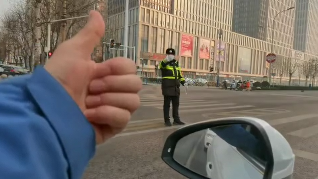 石家莊路人和交警的這個“暗號”，真暖！