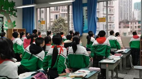 課上到一半，同學們卻把頭望向了外面！校長說：點贊！