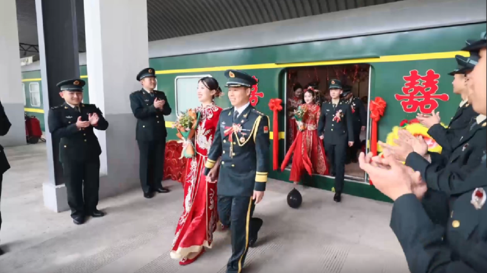火車當(dāng)“婚車”，東風(fēng)快遞員最有排面的“幸福軍列”