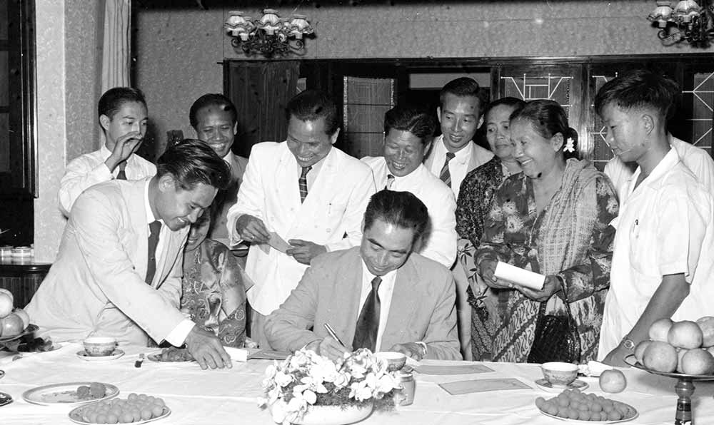 1955年4月25日，為迎接亞非會議而組織的萬隆人民委員會的代表請周恩來總理簽名留念。