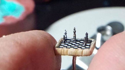 比指甲蓋還小！ 土耳其微雕藝術(shù)家雕出超小國際象棋