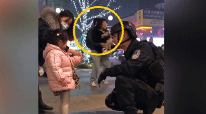 女子被特警圈粉蹲地拍照不想走，男友接下來的舉動驚呆網(wǎng)友