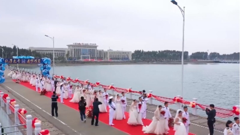 乘風(fēng)破浪來娶你！海軍某部30對新人舉行集體婚禮