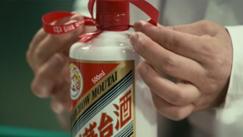 “抱團(tuán)松動(dòng)”！機(jī)構(gòu)慌了？有人急忙賣茅臺(tái)，有人連夜看周期