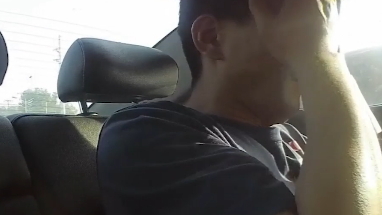 這人啥情況？他在警車上都能睡著