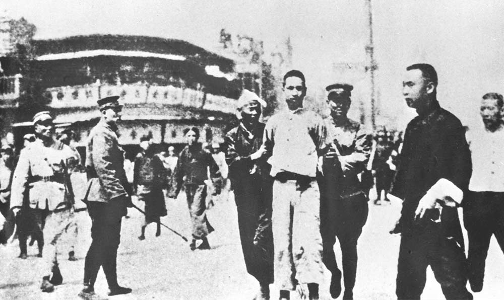 1927年4月12日 “四?一二”反革命政變，國民黨反動派捕殺大批共產(chǎn)黨員和工人、學(xué)生、群眾