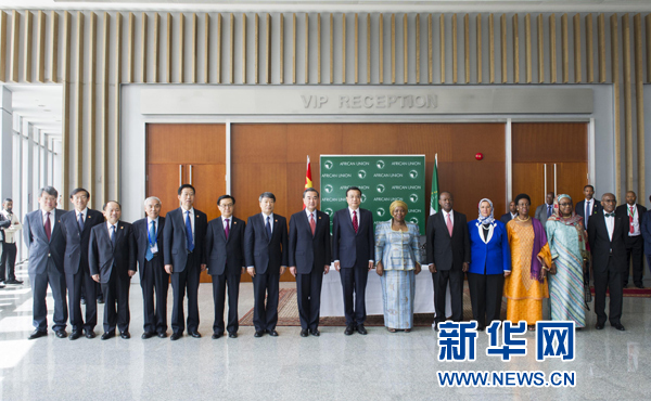 5月5日，中國(guó)國(guó)務(wù)院總理李克強(qiáng)在亞的斯亞貝巴非洲聯(lián)盟總部會(huì)見非盟委員會(huì)主席祖馬。這是會(huì)見后，李克強(qiáng)同祖馬參加集體合影。新華社記者王曄攝
