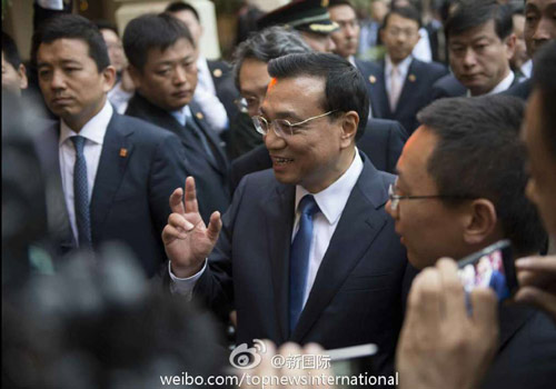 李克強(qiáng)：在非中企了解當(dāng)?shù)匚幕拍茉「D片來(lái)源：“新國(guó)際”微博。